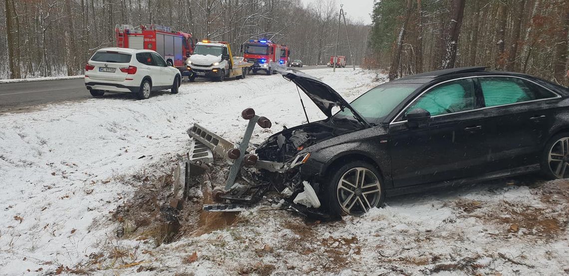 NIEPORĘT. Audi wjechało w słup średniego napięcia. Jedna osoba trafiła do szpitala [Zaktualizowane]