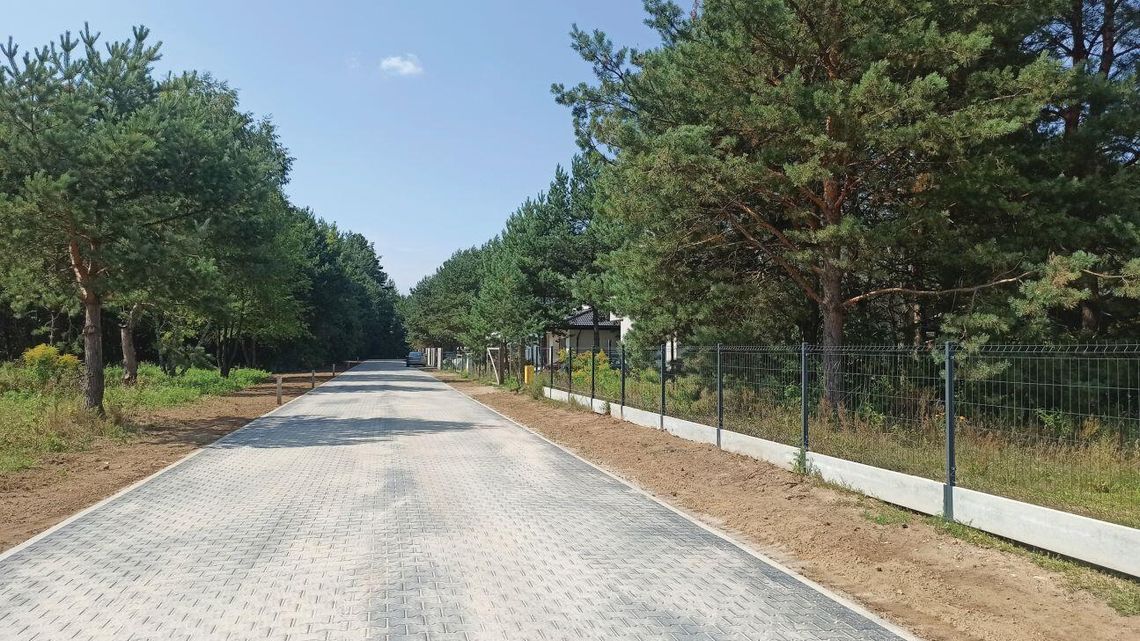 NIEPORĘT. Betonowa nawierzchnia na ul. Różanej