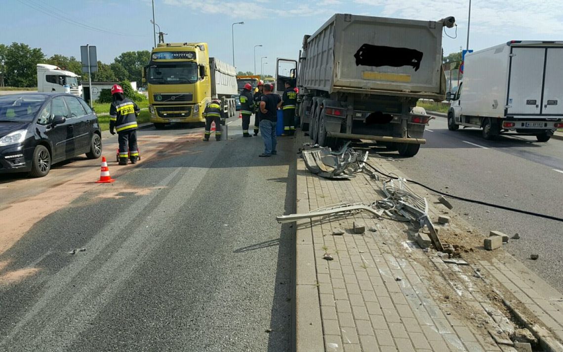 NIEPORĘT. Ciężarówka staranowała barierki NIEPORĘT. Ciężarówka staranowała barierki