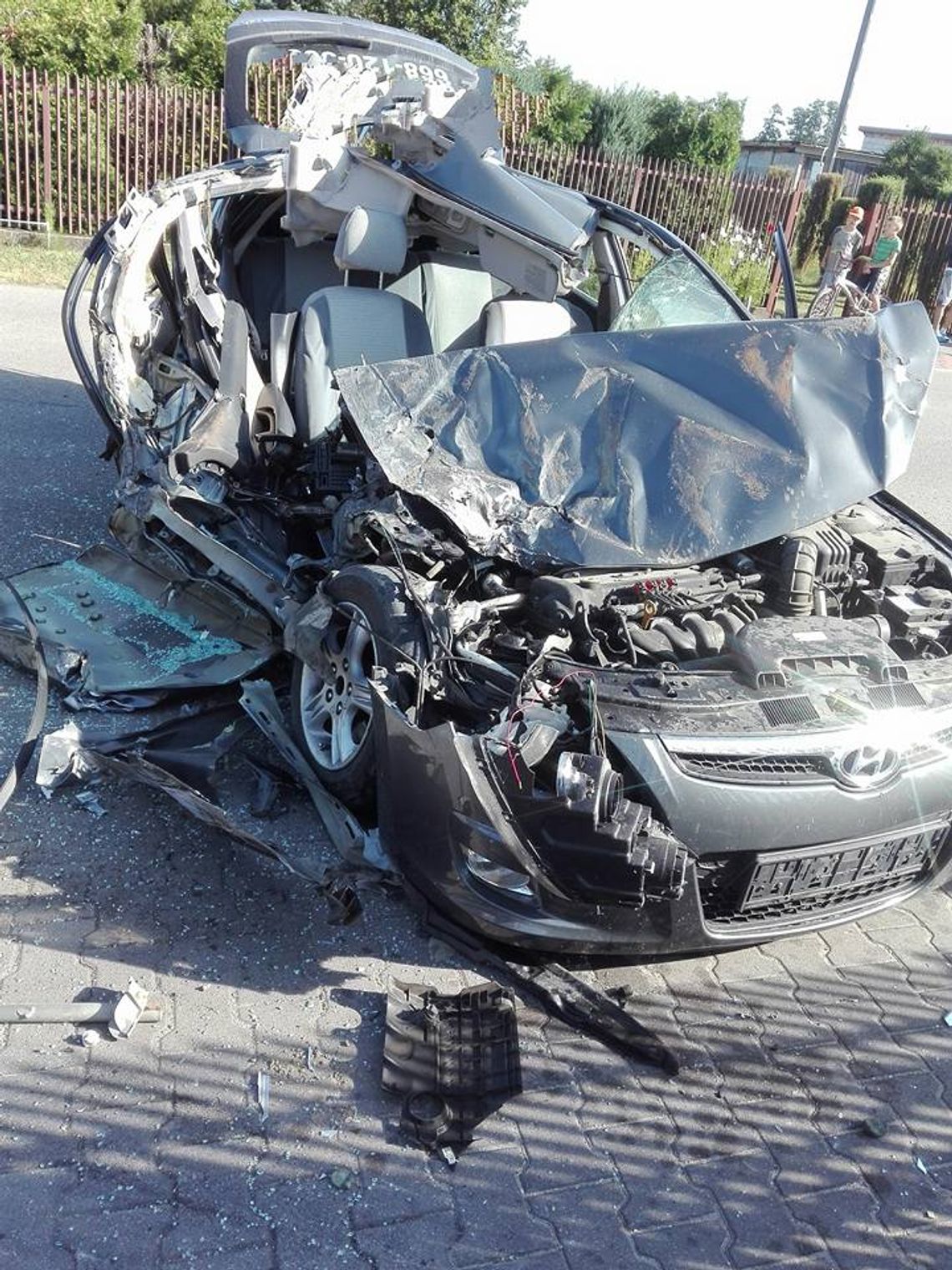 NIEPORĘT. Koparką skasował osobówkę NIEPORĘT. Koparką skasował osobówkę