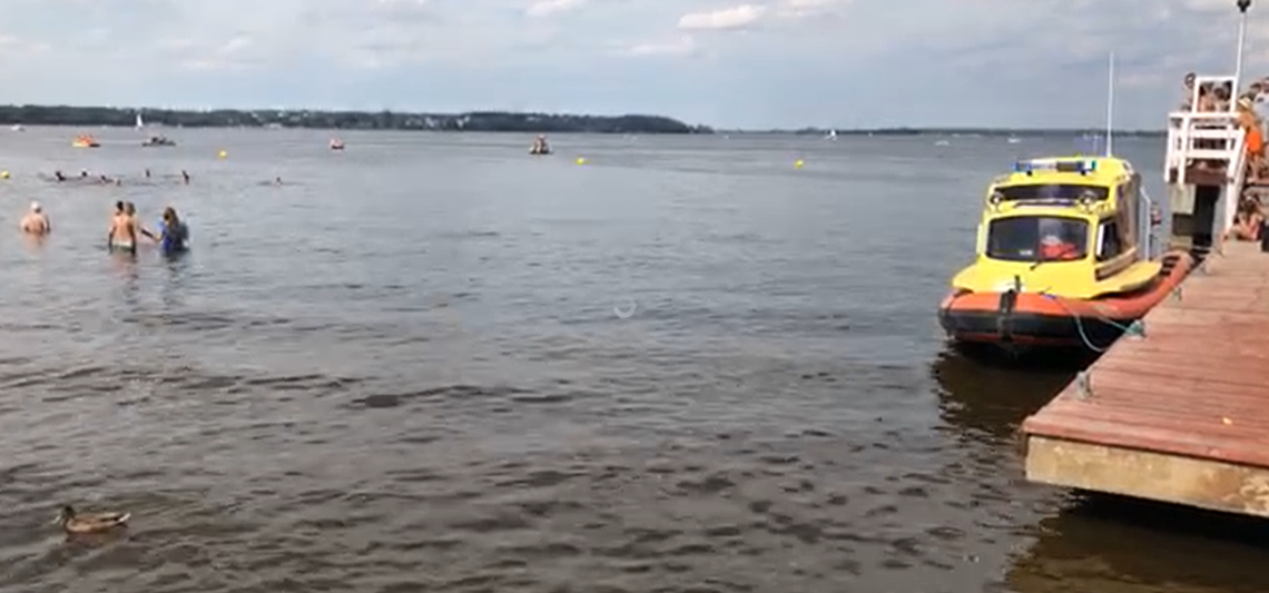 NIEPORĘT. Mężczyzna zniknął pod wodą. Plażowicze tworzą "łańcuch życia"