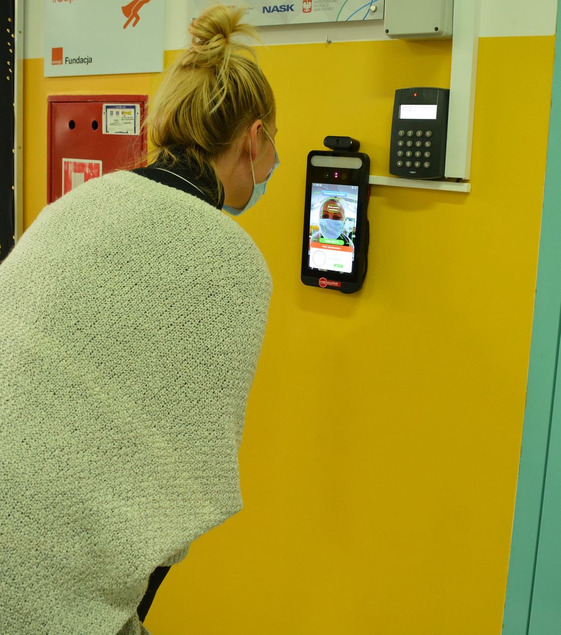 NIEPORĘT. Nowoczesne urządzenie do mierzenia temperatury w szkole w Józefowie