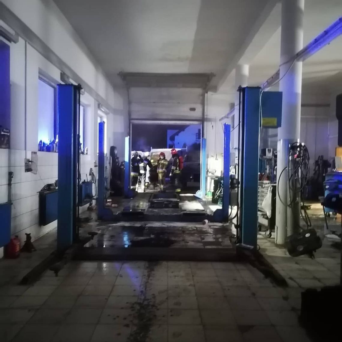 NIEPORĘT. Płonący Nissan w warsztacie samochodowym