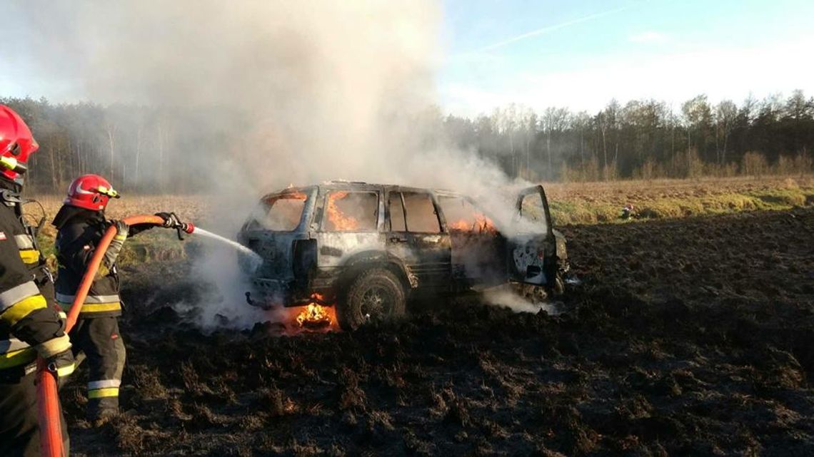 NIEPORĘT. Płonął samochód na polu NIEPORĘT. Płonął samochód na polu