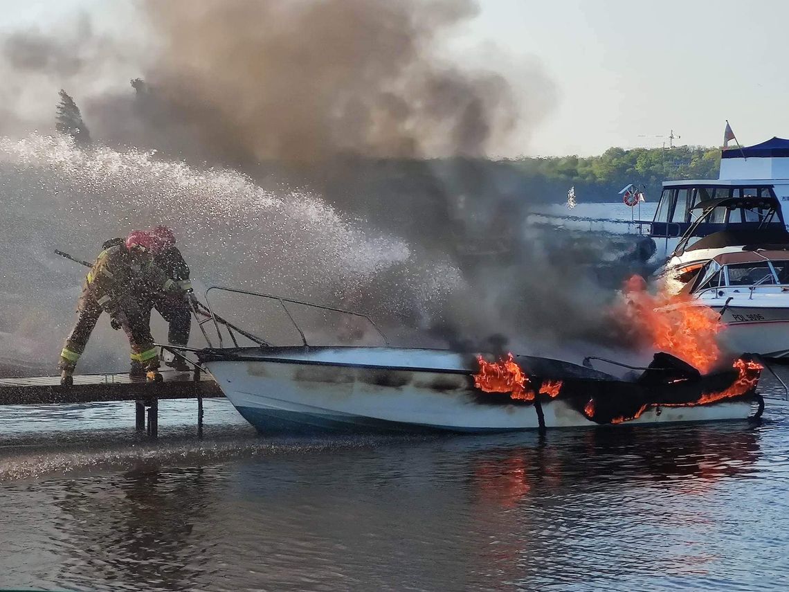NIEPORĘT. Pożar w porcie Pilawa, spłonęła motorówka