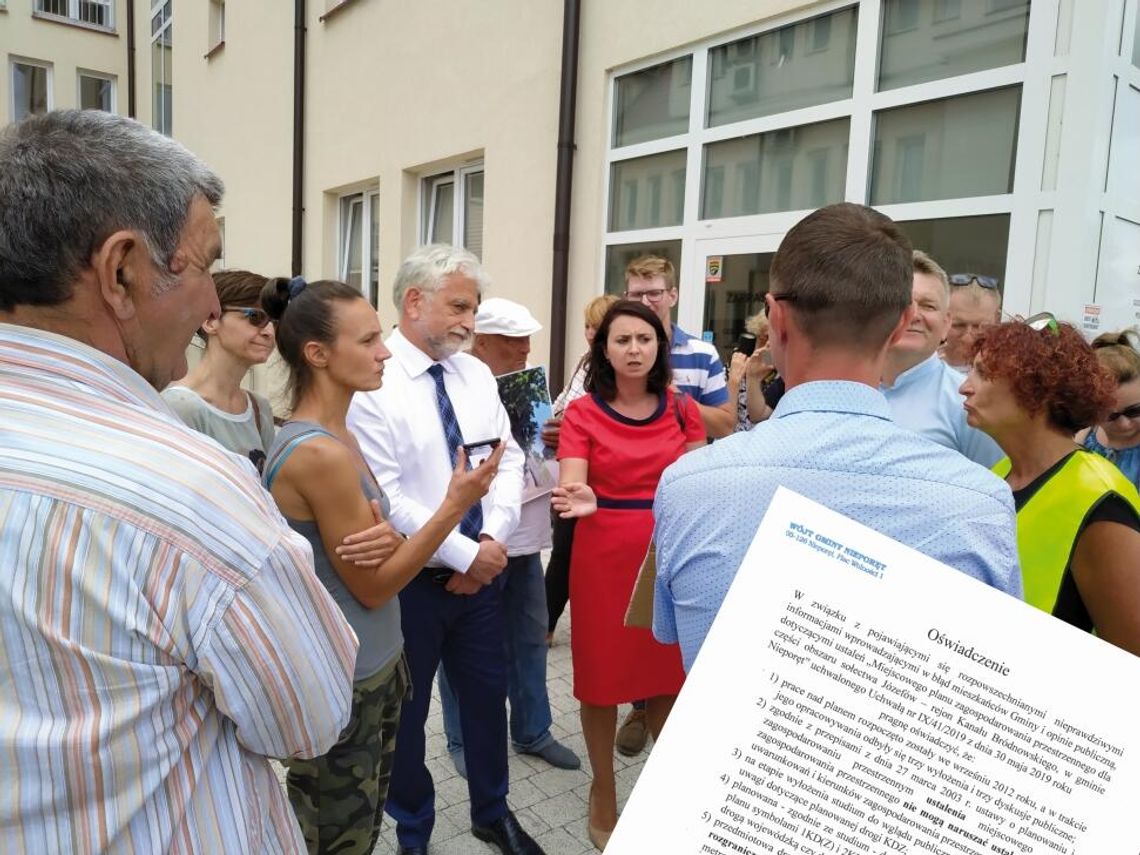 NIEPORĘT. Protest przed urzędem. Mieszkańcy bronią ojcowizny!