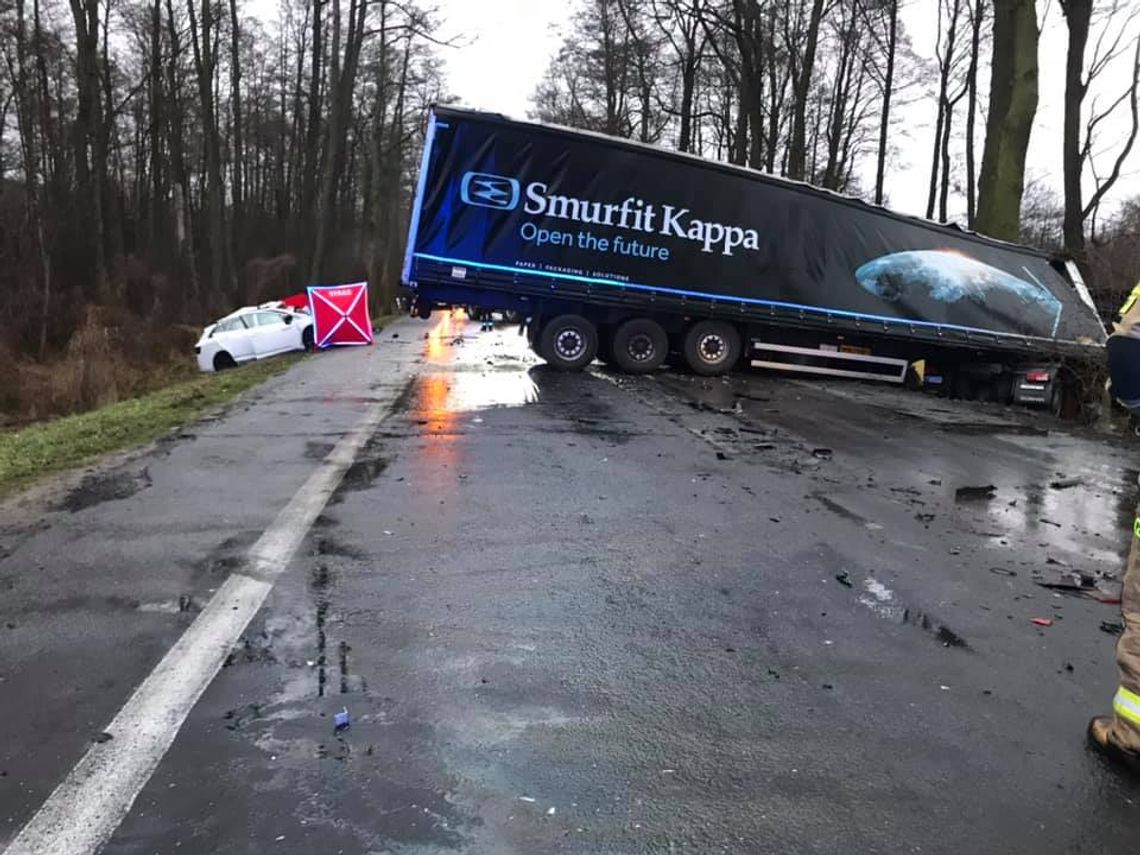 NIEPORĘT. Śmiertelny wypadek na DW 631. Ciężarówka staranowała osobówkę