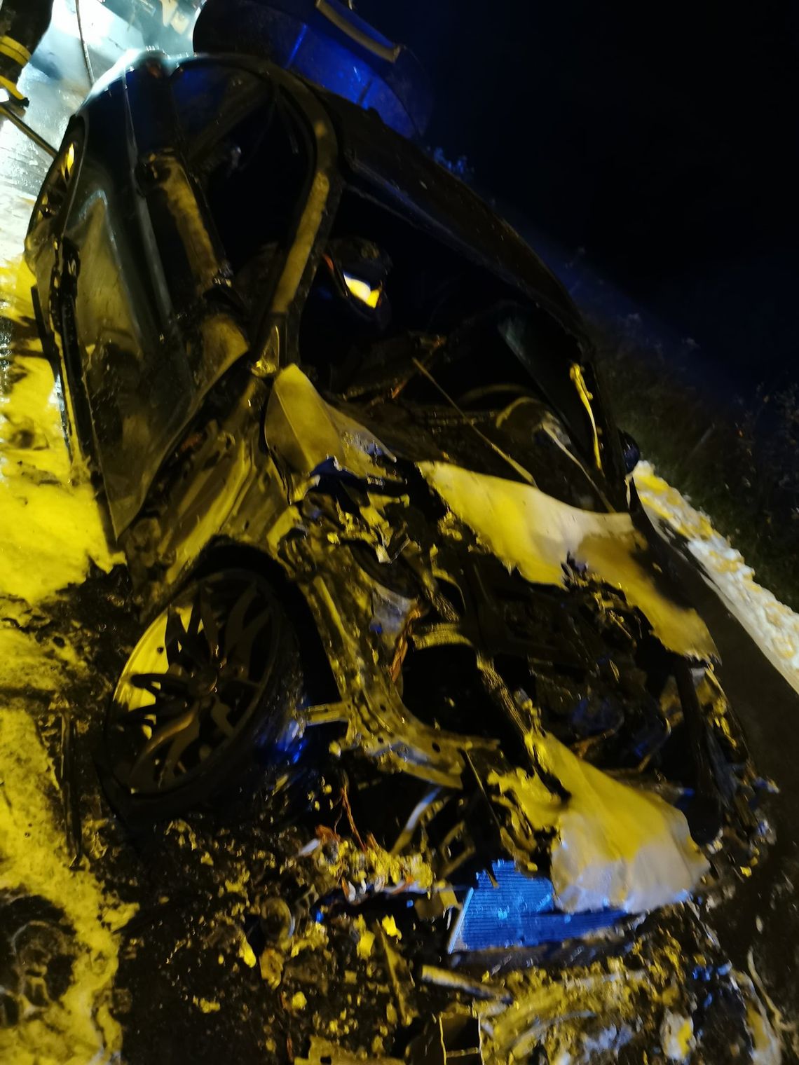 NIEPORĘT. Sportowe BMW niemal doszczętnie spłonęło