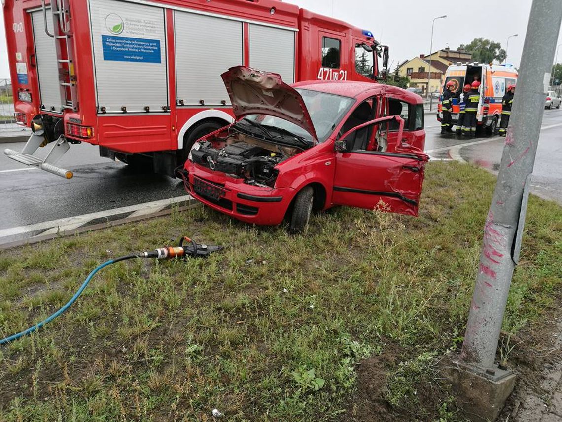 NIEPORĘT. Uderzył w latarnię NIEPORĘT. Uderzył w latarnię