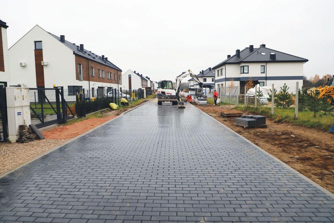 NIEPORĘT. Ulica Ustronna z nową nawierzchnią