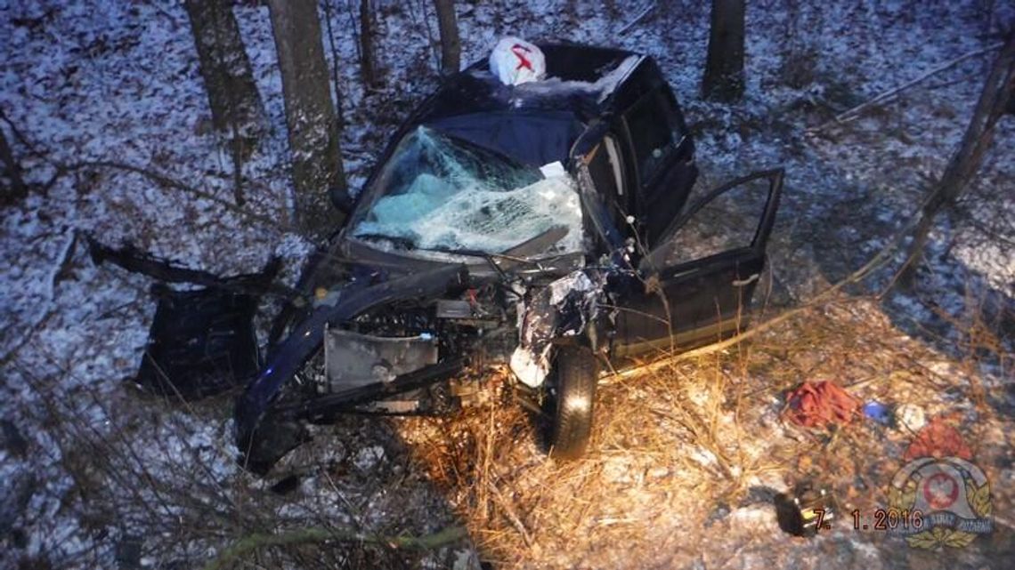 NIEPORĘT.  Volkswagen, drzewo i rów