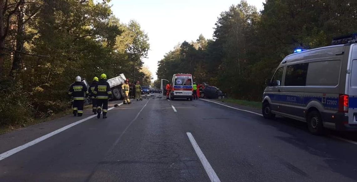 NIEPORĘT. Zderzenie osobówki z ciężarówką. Nie żyje jedna osoba