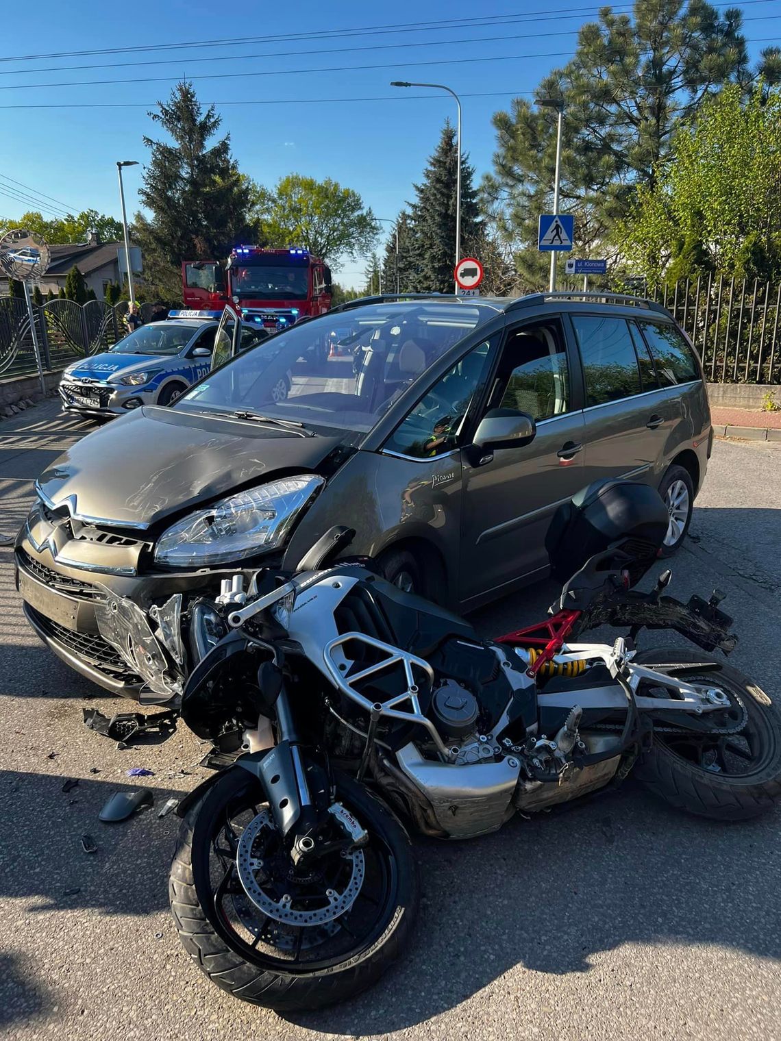 NIEPORĘT. Zderzenie osobówki z motocyklem w Stanisławowie Pierwszym