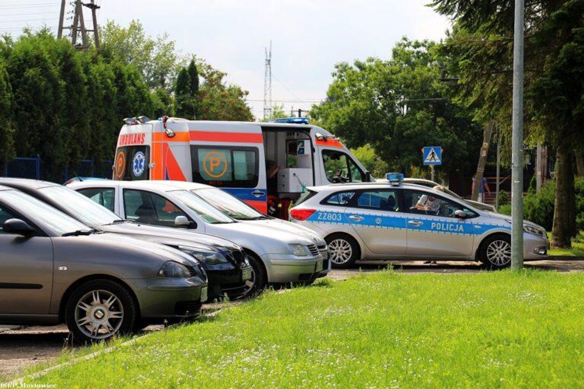 NIEPORĘT. Złamała nogę przytrzaskując ją drzwiami NIEPORĘT. Złamała nogę przytrzaskując ją drzwiami