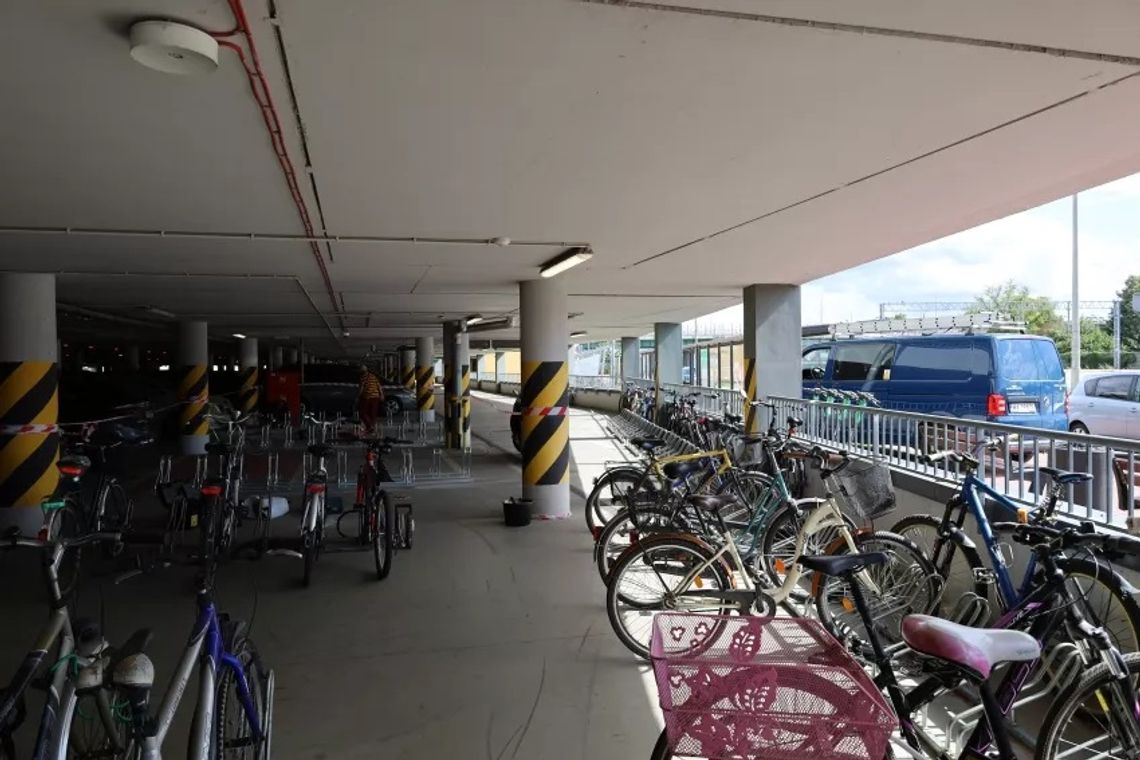 Nowe stojaki rowerowe kosztem miejsc parkingowych