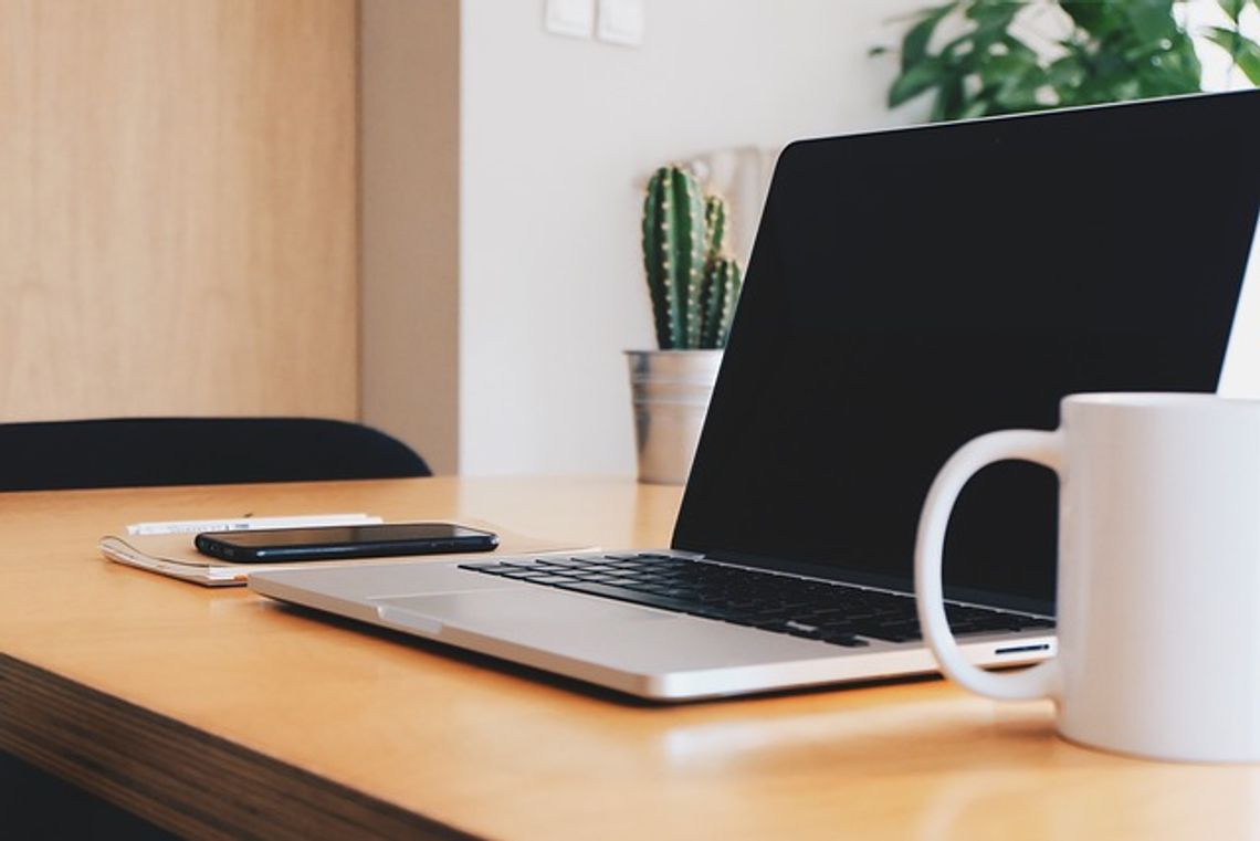 Nowego MacBooki z procesorem M1 lub M2 - który model wybrać?