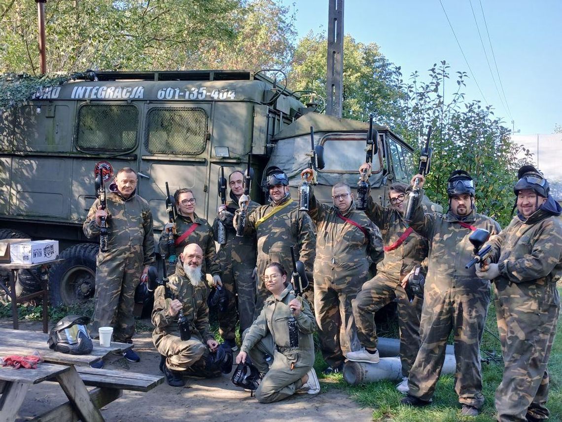 Paintball i ognisko z integracją w tle Paintball i ognisko z integracją w tle