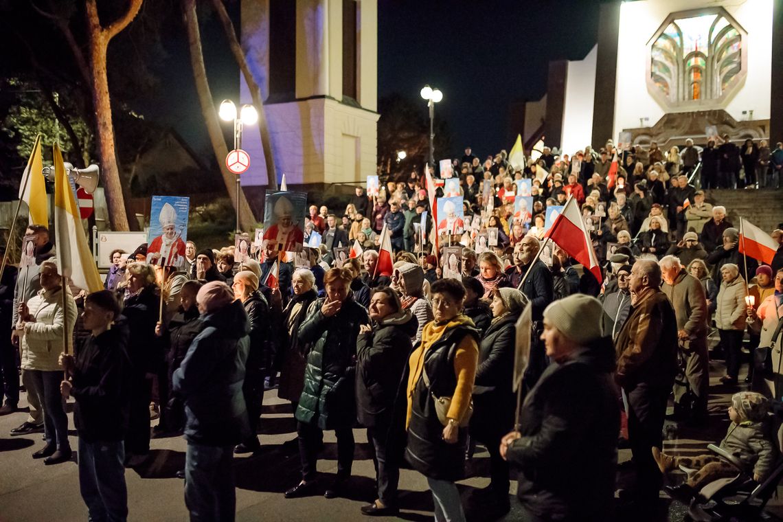 Pamięć o Świętym Janie Pawle II wciąż żywa w Legionowie. W 20. ROCZNICĘ ŚMIERCI JANA PAWŁA II ULICAMI LEGIONOWA PRZESZEDŁ III PAPIESKI MARSZ WDZIĘCZNOŚCI.