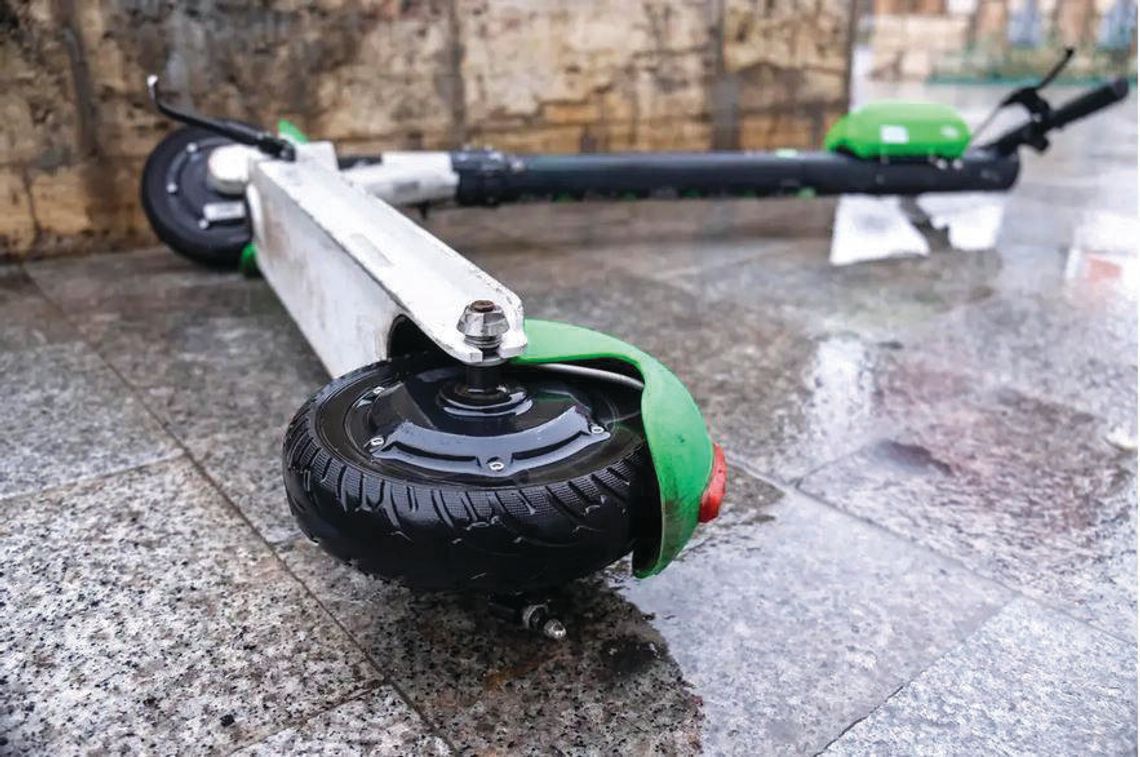 Pijany nastolatek na hulajnodze elektrycznej