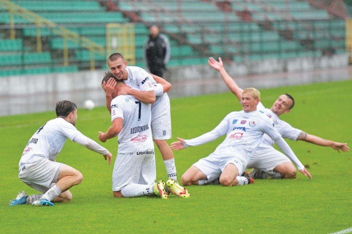 PIŁKA NOŻNA. Deszczowe zwycięstwo. Legionovia – Pilica Białobrzegi 3-1(1-0)