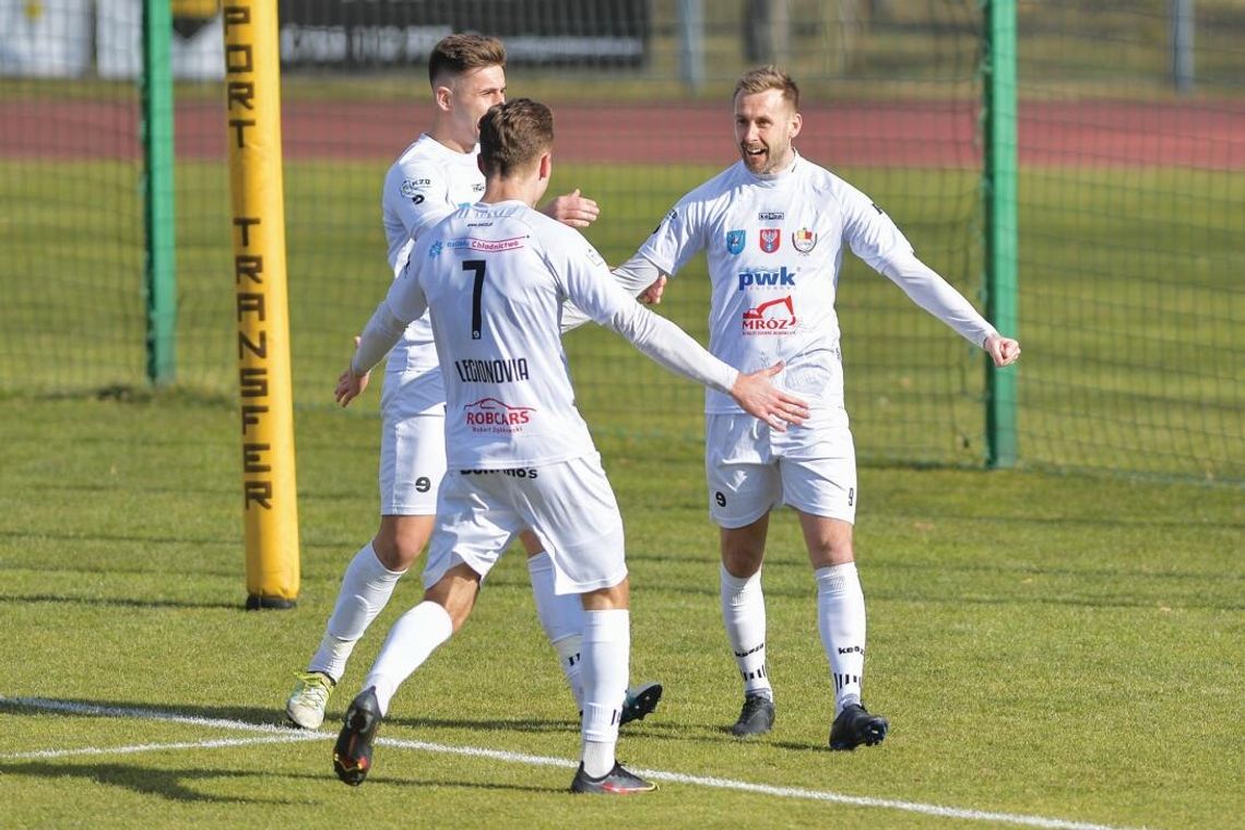 PIŁKA NOŻNA.  Jedenaste zwycięstwo. Pelikan Łowicz – Legionovia 1-2 (1-0)