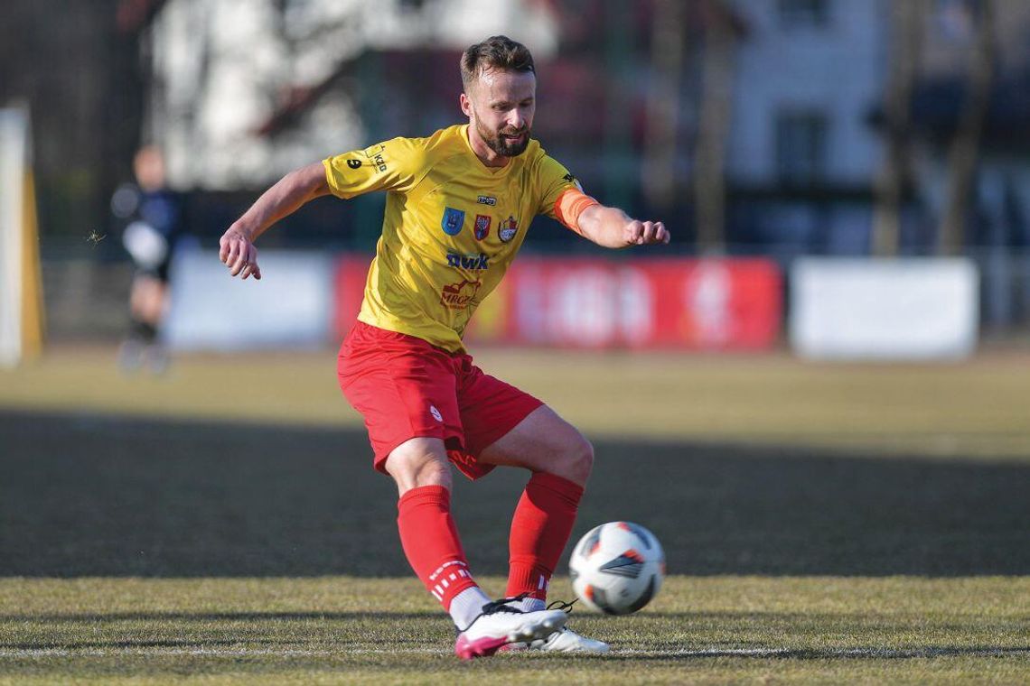 PIŁKA NOŻNA. Kapitan za trzy!  Zwycięskie derby