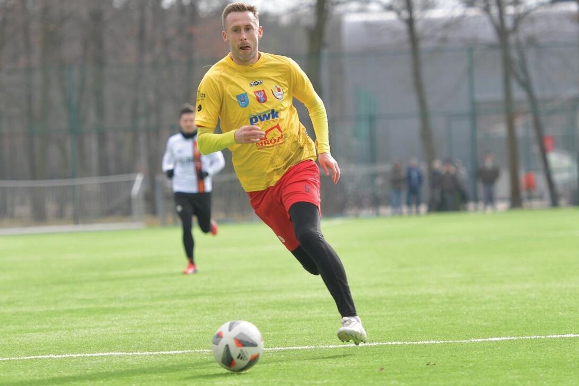PIŁKA NOŻNA. Piłkarska wiosna Na początek derby