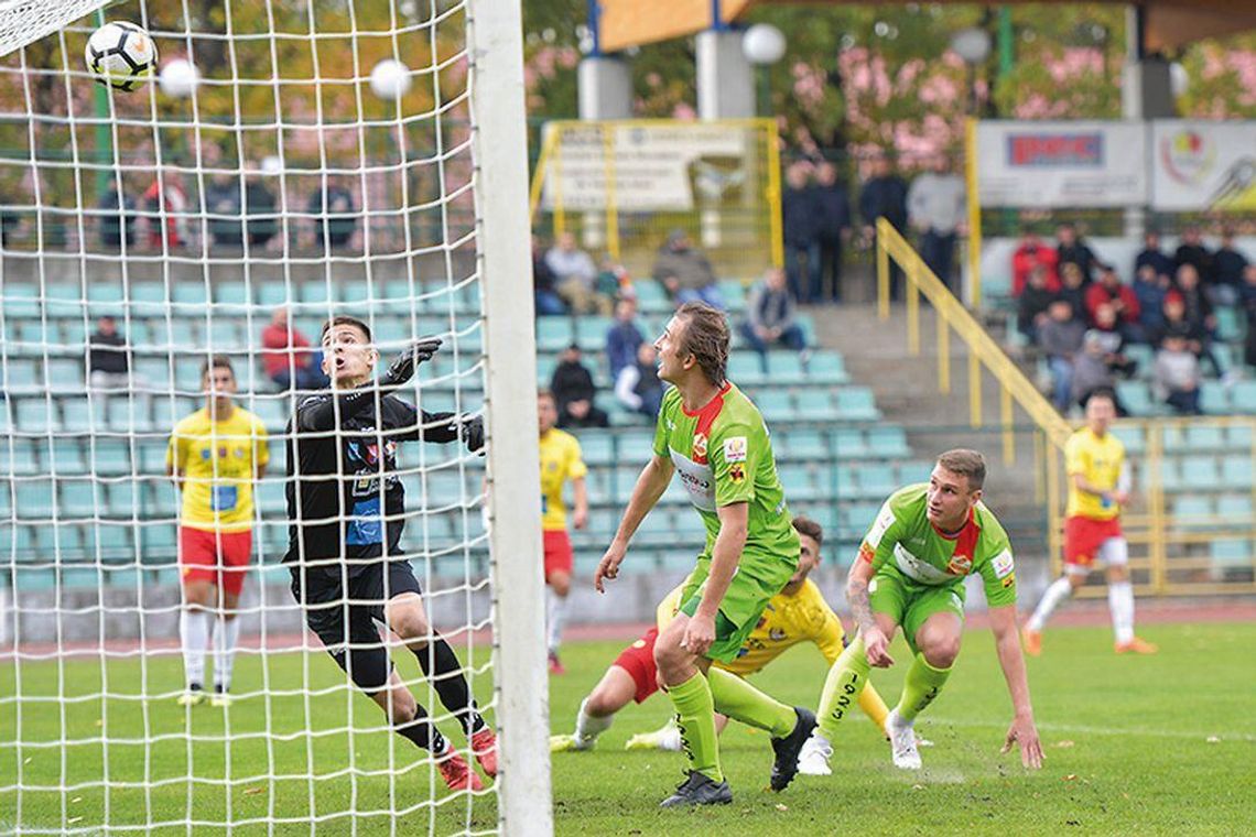 PIŁKA NOŻNA. Wicelider pokonany - Legionovia – Lechia Tomaszów Mazowiecki 3-0 (2-0)