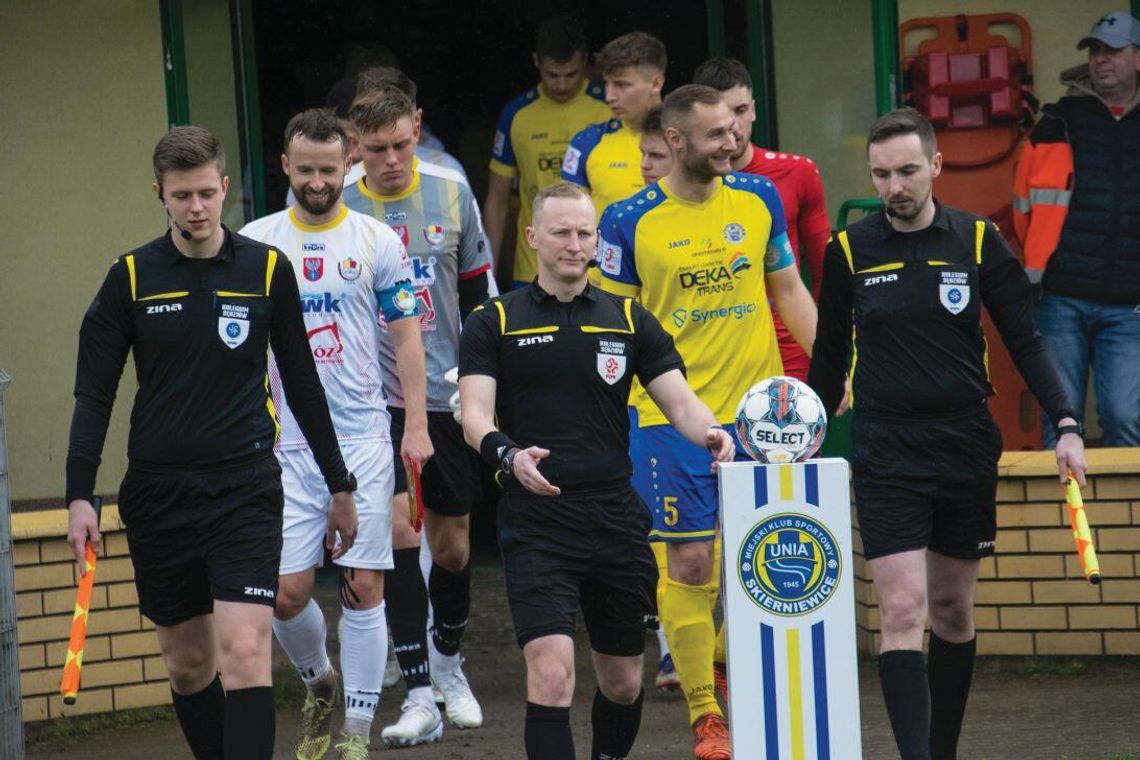 PIŁKA NOŻNA. Zwycięsko i… czerwono! Unia Skierniewice – Legionovia 0-4 (0-1)