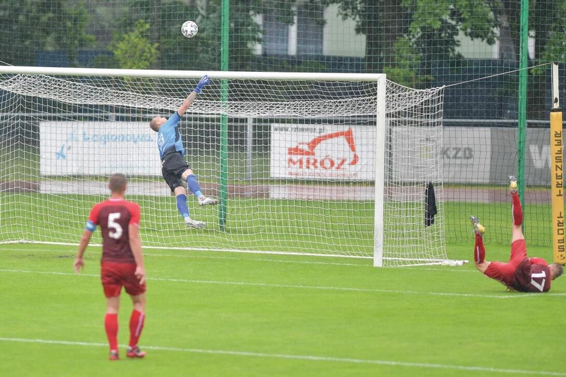 PIŁKA NOŻNA. Zwycięstwo w deszczu. Legionovia – Unia Skierniewice 4-2 (2-1)
