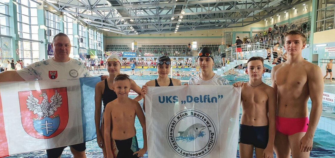 PŁYWANIE. „Delfinki” na podium. Mistrzostwa Ostrołęki