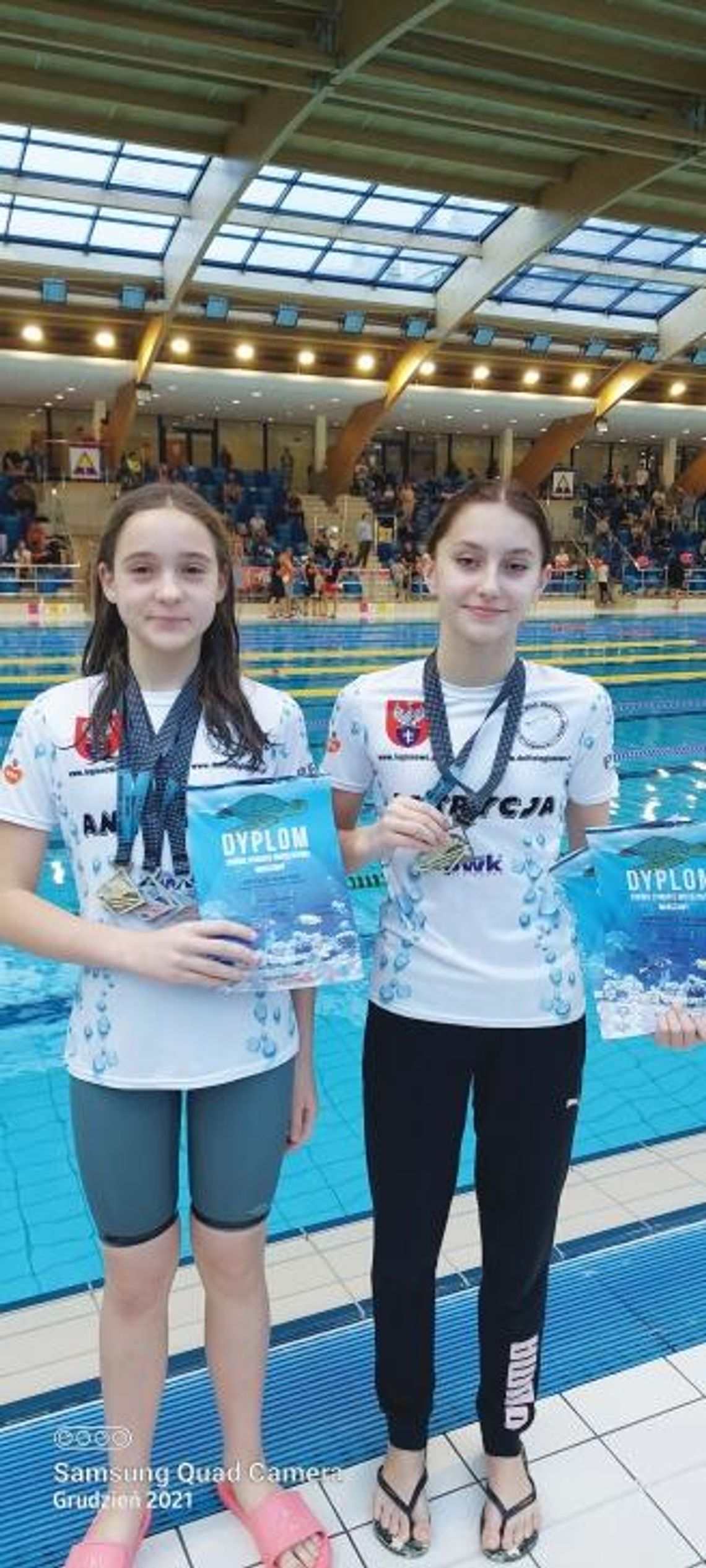 PŁYWANIE. Patrycja i Antonina. Zimowe Mistrzostwa Warszawy
