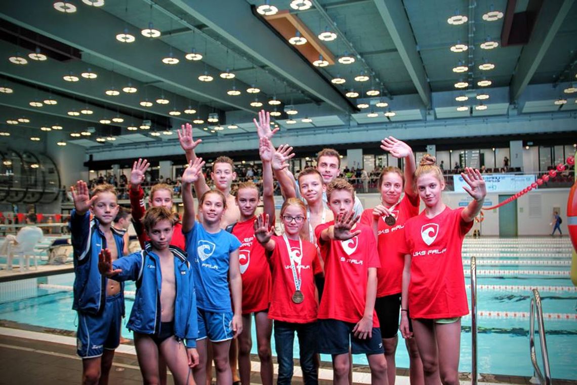 PŁYWANIE. Trójka na podium
