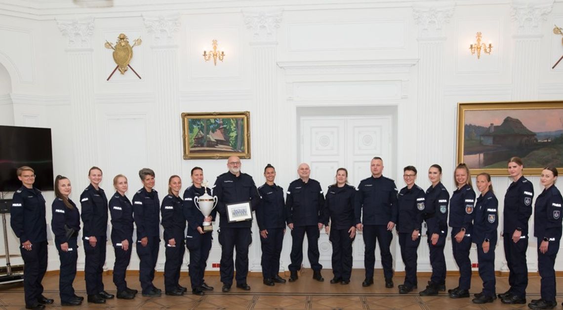 Policjantka na podium