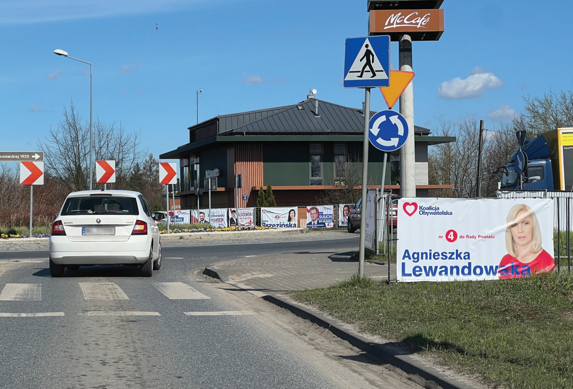 POWIAT. Banery powodują niebezpieczeństwo na przejściach dla pieszych – APEL Roberta Wróbla