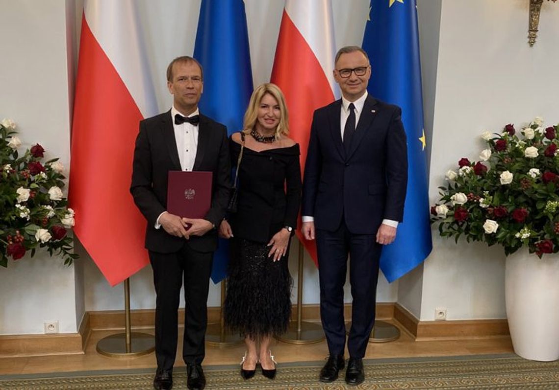 Prezydent RP Andrzej Duda wręczył dyplom nominacyjny na profesora Robertowi Gajdzie Prezydent RP Andrzej Duda wręczył dyplom nominacyjny na profesora Robertowi Gajdzie
