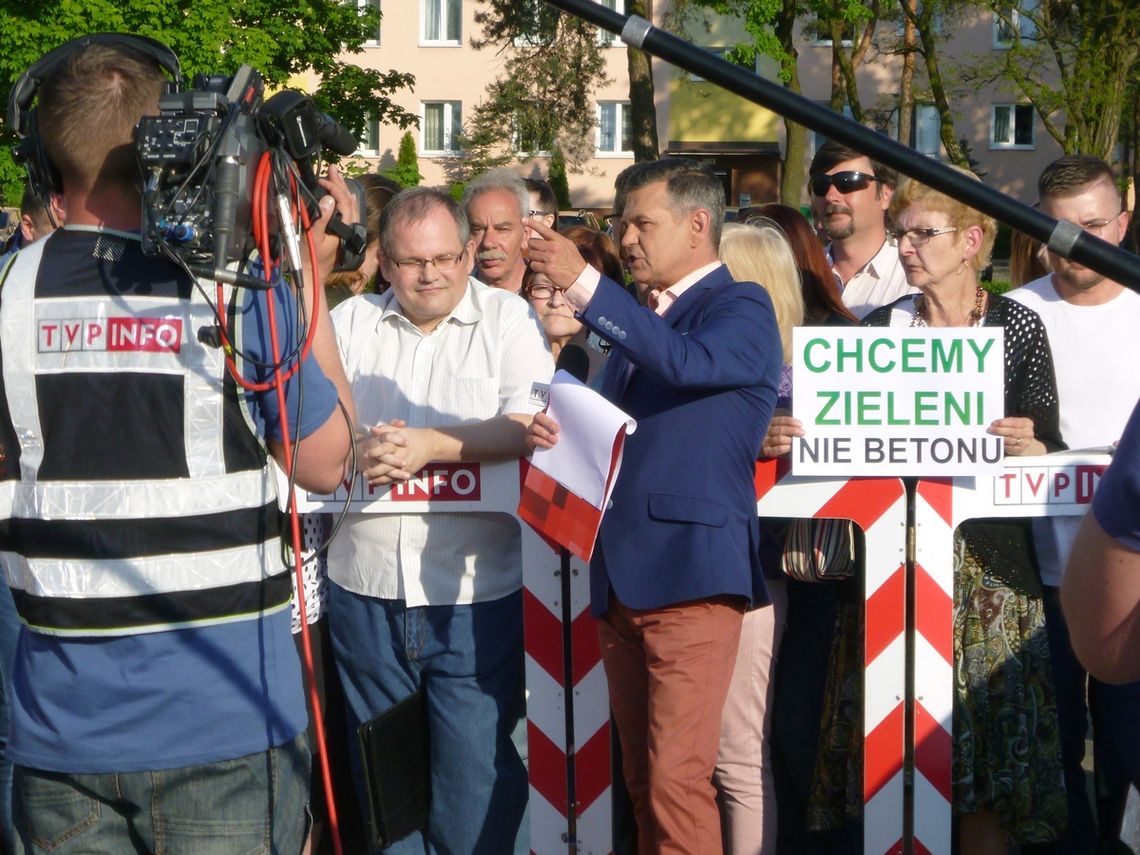 Protest przy Broniewskiego w TVP INFO