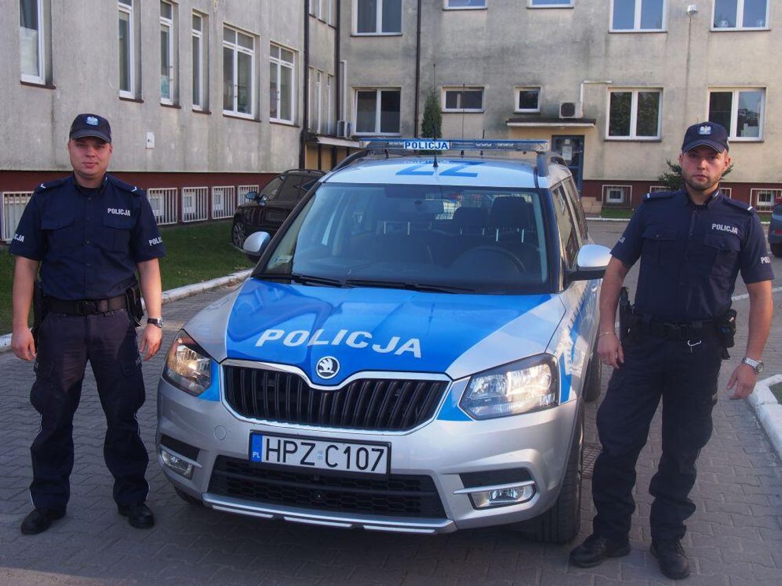 SEROCK/ ŁACHA. Bohaterscy policjanci uratowali tonącą kobiete