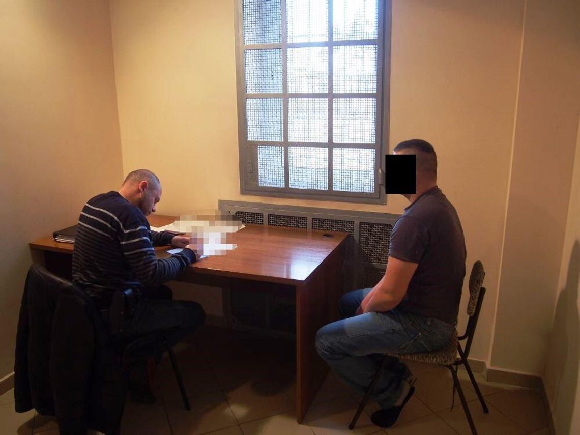 SEROCK. Ugodził nożem, a później ukrył się w szafie