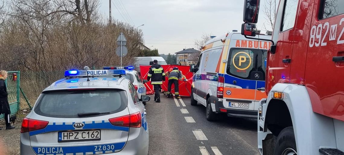 SEROCK. Wjechał skuterem w tył ciężarówki, omal nie stracił życia