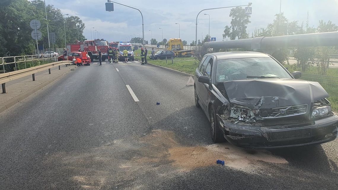 SEROCK. Wypadek na DK61 i Groszkowskiego. Dwie osoby trafiły do szpitala