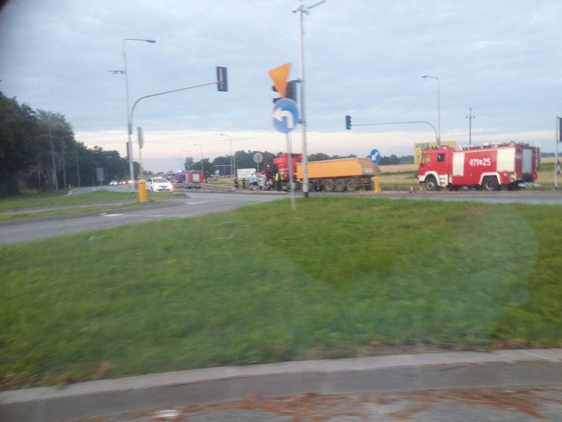 SEROCK. Wypadek samochodowy w Borowej Górze, dwoje dzieci przewiezione do szpitala
