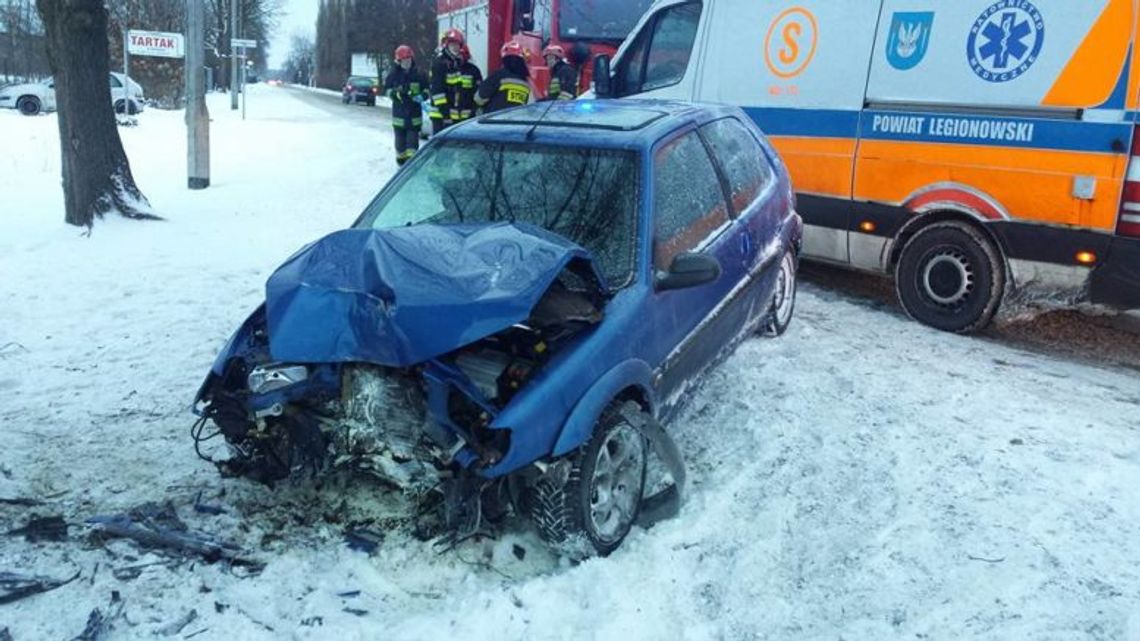 SEROCK. Wypadek w Jachrance, mężczyzna wjechał w drzewo SEROCK. Wypadek w Jachrance, mężczyzna wjechał w drzewo