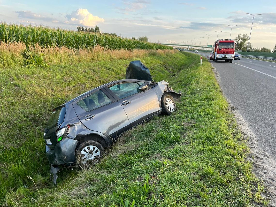 SEROCK. Wypadł z drogi i dachował na obwodnicy