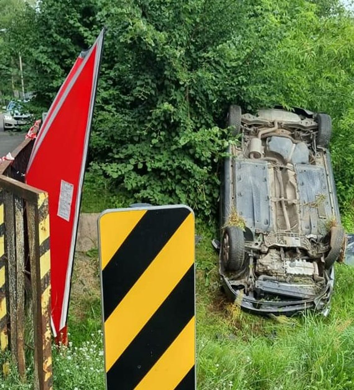 SEROCK. Wypadli z drogi i dachowali. Nie żyje 36-letni pasażer