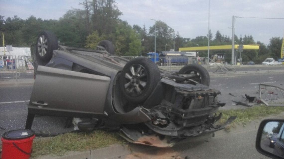 SEROCK. Zjechała z drogi i dachowała. Jedna osoba trafiła do szpitala SEROCK. Zjechała z drogi i dachowała. Jedna osoba trafiła do szpitala