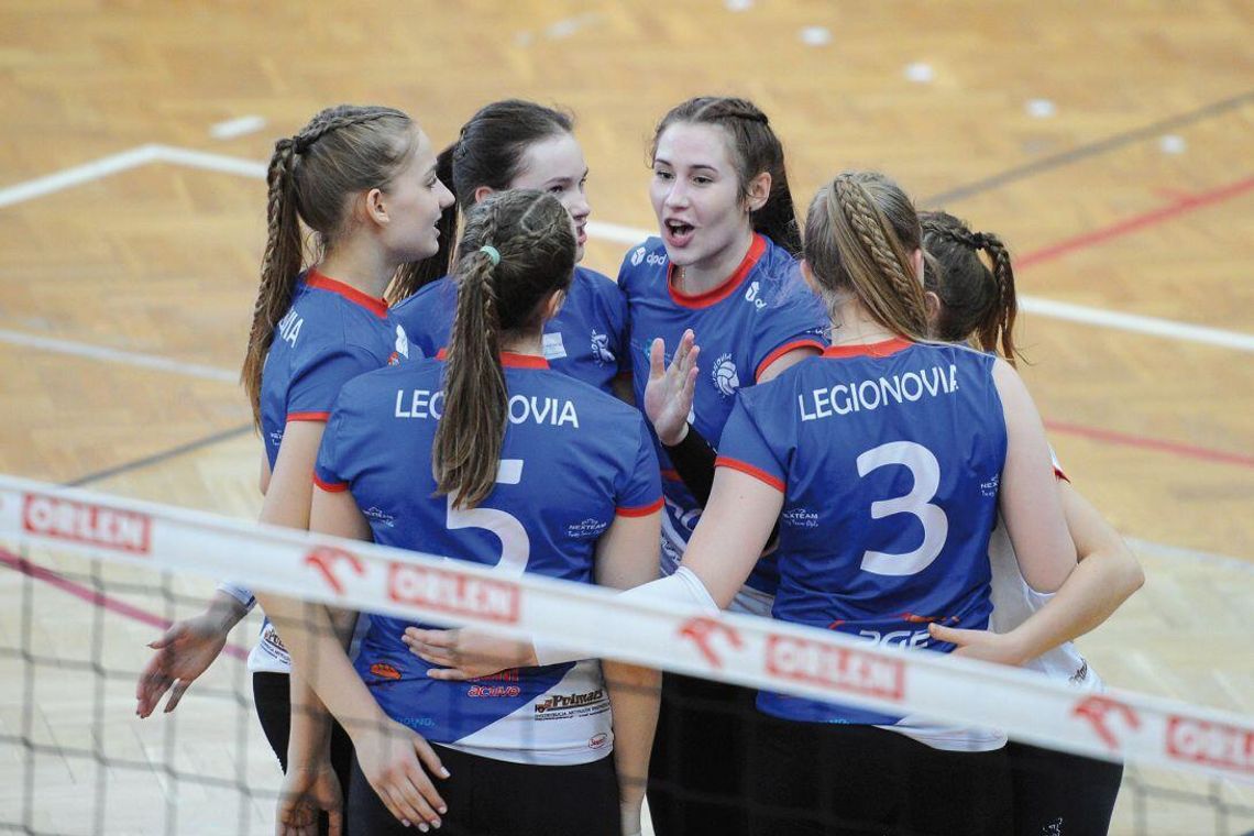 SIATKÓWKA. LTS obok podium. MP kadetek w Wieliczce