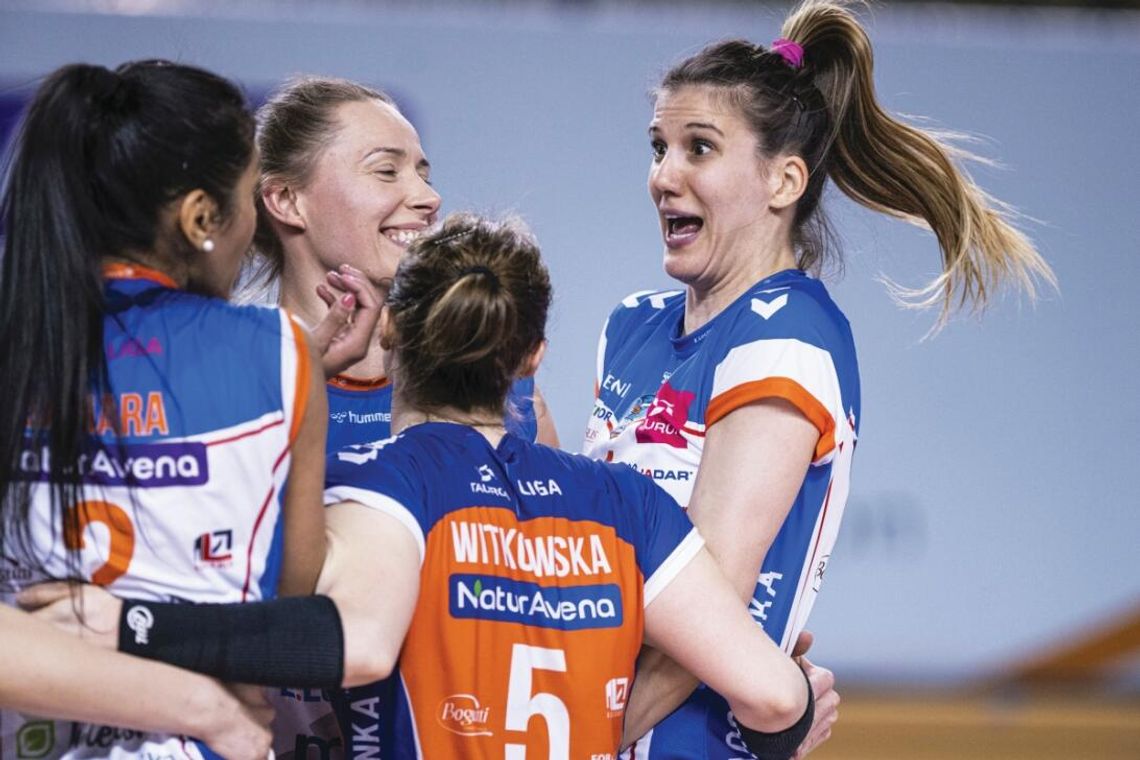 Radość zespołu z Radomia zrozumiała. One zameldowały się n w strefie. Ana Bjelica uśmiechnięta, ale jakby trochę zdziwiona. Dopiero drugi mecz w barwach Radomki i już tytuł MVP. Cóż, co klasa to0 klasa Fot. Tauron Liga (Łukasz Wójcik)