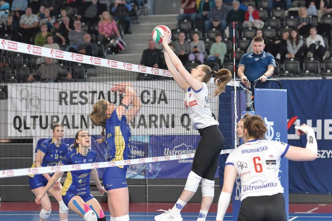 SIATKÓWKA. Raz na wozie, raz pod wozem. Siatkówka. LTS Legionovia – Sokół Mogilno 0:3 (18:25, 22:25, 23:25), LTS Legionovia – Karpaty Krosno 3:0 (25:18, 25:23, 25:22)