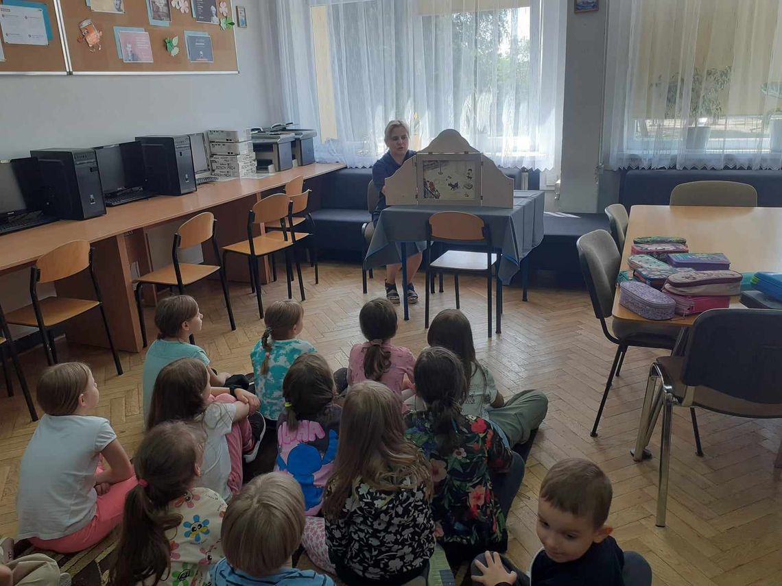 Spotkanie klasy I C z teatrzykiem Kamishibai – „Szukając Marudka”